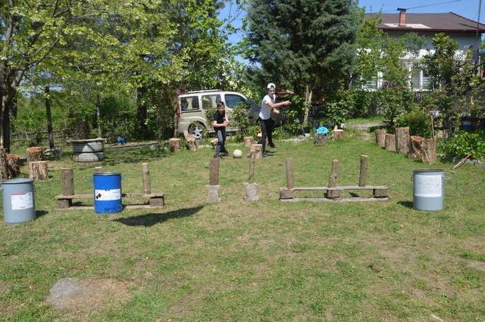 Çocukları için evinin bahçesine oyun parkuru kurdu