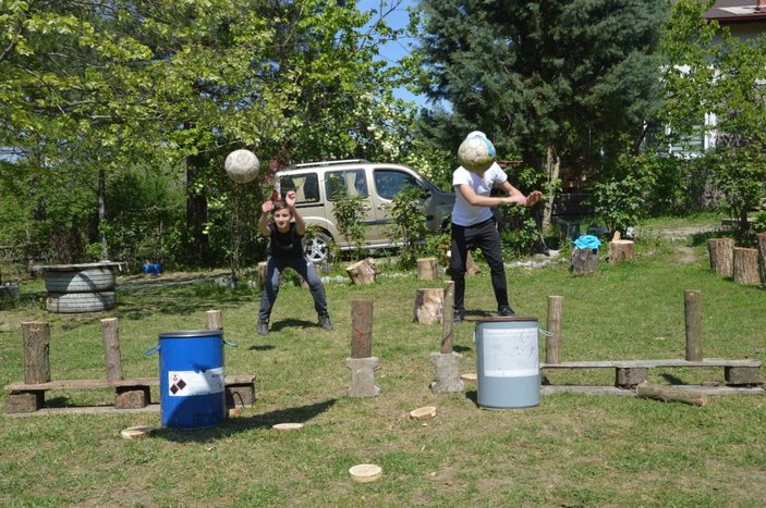 Çocukları için evinin bahçesine oyun parkuru kurdu
