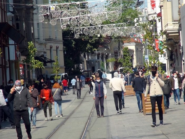 Bekçiye kızarak maskeyi yırtıp yere attı