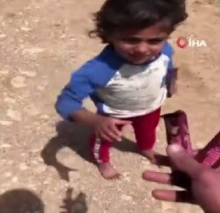 Türk askerinden Suriyeli çocuklara çikolata sürprizi