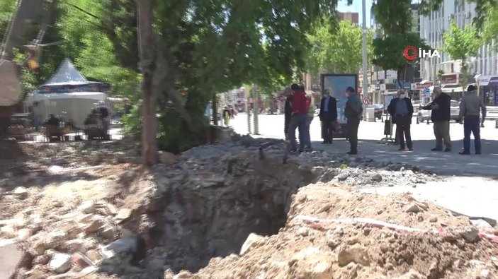 Sokağa çıkma izinlerinde yıkım çalışması izleyen yaşlılar