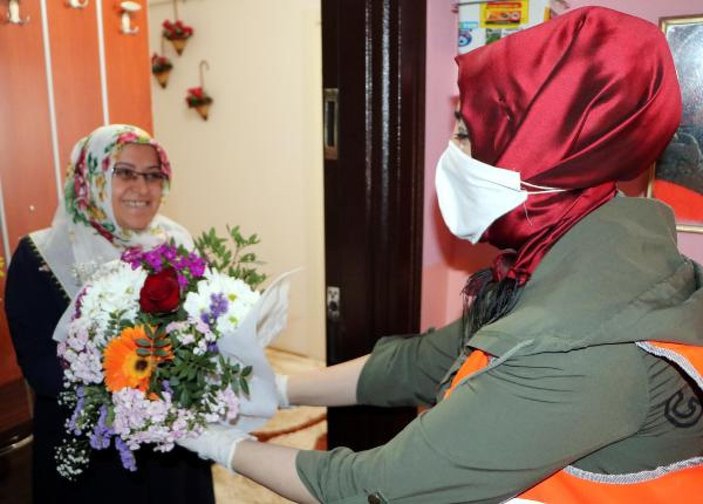 Erzurum'da yaşayan yaşlı kadın ilk kez çiçek aldı