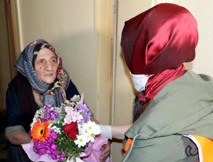 Erzurum'da yaşayan yaşlı kadın ilk kez çiçek aldı