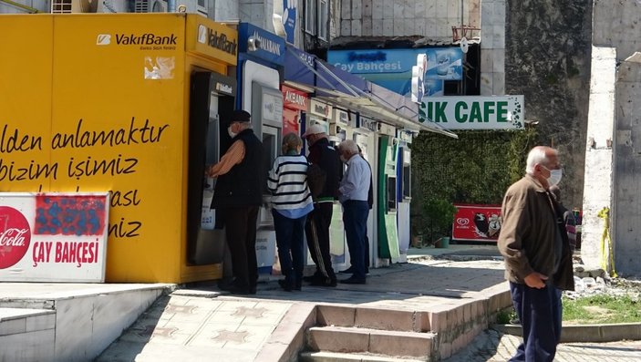 Bursa'da 65 yaş ve üzeri bankamatiğe koştu