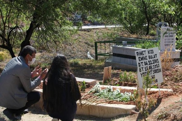 Emine Bulut'un kızı, annesinin mezarını ziyaret etti
