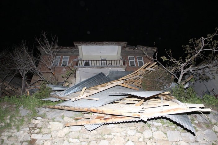 Hakkari’de şiddetli fırtına çatıların uçmasına neden oldu