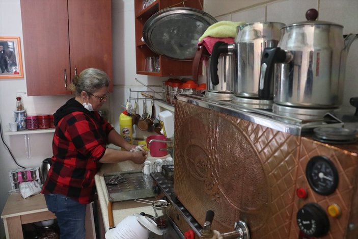 Balıkesir'de yaşayan kadın 10 yıldır çay ocağı işletiyor