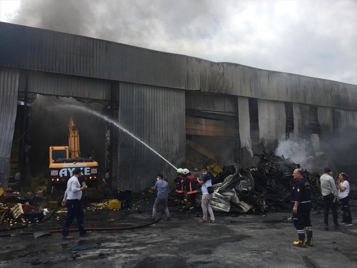 Mersin'de narenciye paketleme fabrikasında yangın çıktı