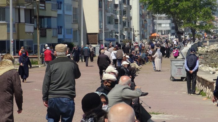 Bursa’da sahiller 65 yaş vatandaşlarla doldu taştı