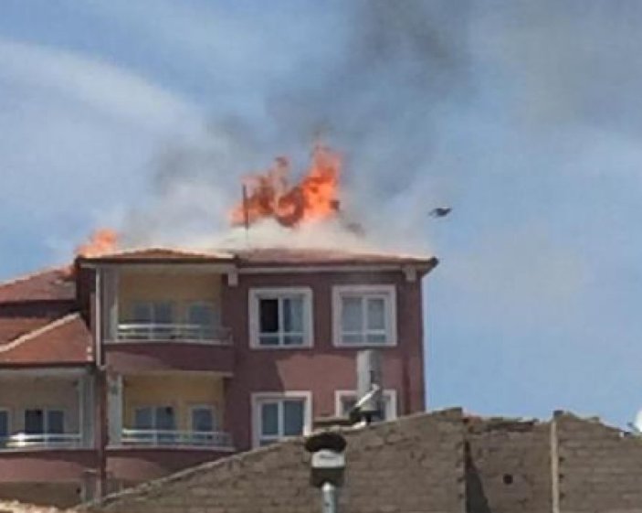 Niğde’de 7 katlı apartmanın çatısında yangın çıktı
