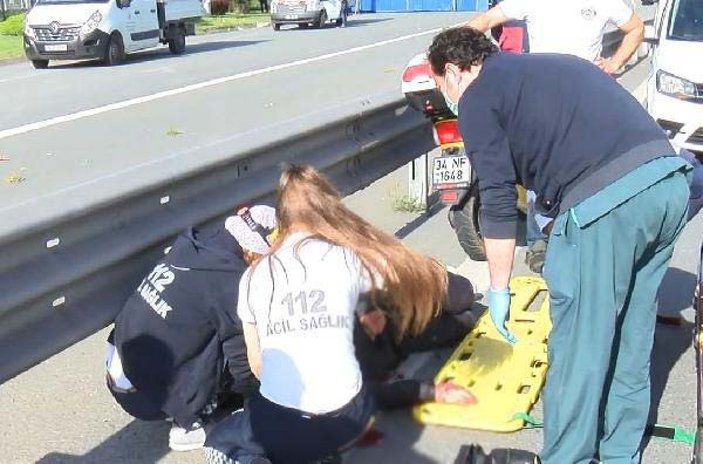 Kaza yapan motosikletliye, yoldan geçen doktordan müdahale