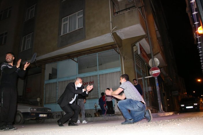 Elazığ'da sosyal mesafeli halay çektiler