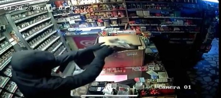 Ümraniye'de market hırsızlığı kamerada