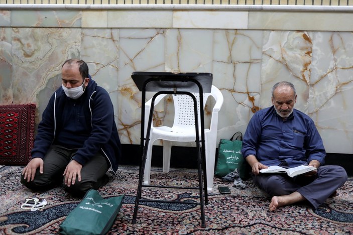 İran, camilerin tamamını açmaya karar verdi