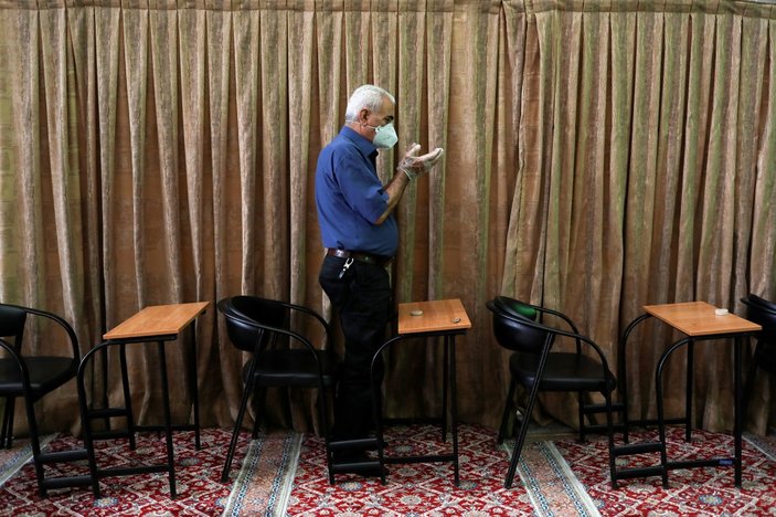 İran, camilerin tamamını açmaya karar verdi