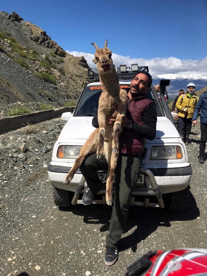 Erzincan'da kurtardıkları keçiyle fotoğraf çektirtiler