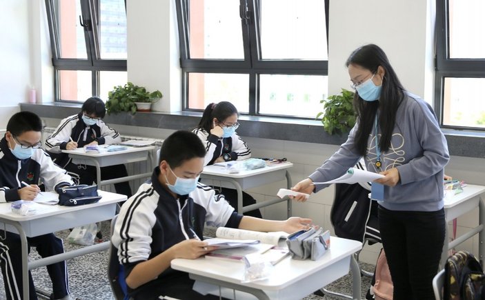 Çin'de öğrencilere, korona takibi için bileklik takılıyor