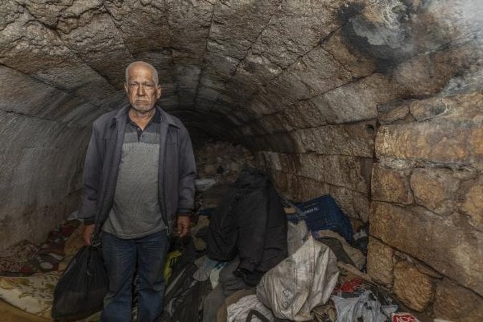 Mersin'de yaşlı adam 15 yıldır mağarada yaşıyor