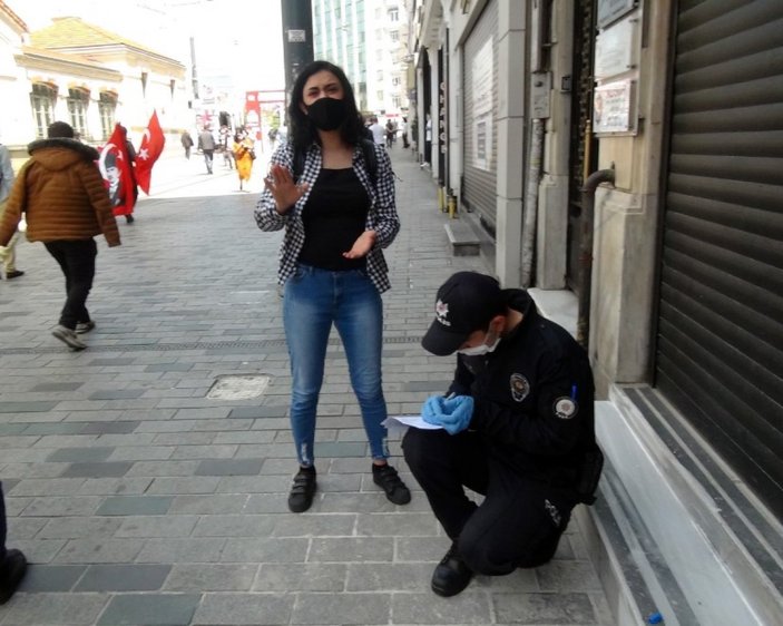 Taksim'de turistler polisle tartıştı, gazeteciye saldırdı