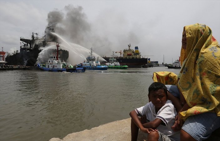 Endonezya'da petrol tankeri yandı: 1 ölü, 22 yaralı
