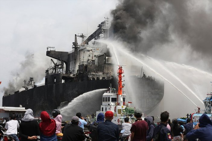 Endonezya'da petrol tankeri yandı: 1 ölü, 22 yaralı