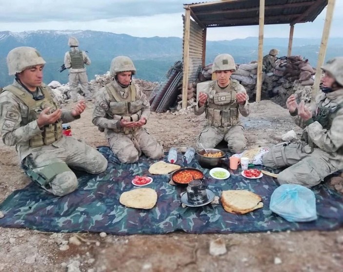 Asker nöbette iftar açıyor