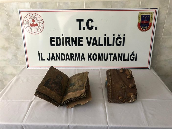 Edirne'de 500 yıllık 2 el yazması İncil ele geçirildi
