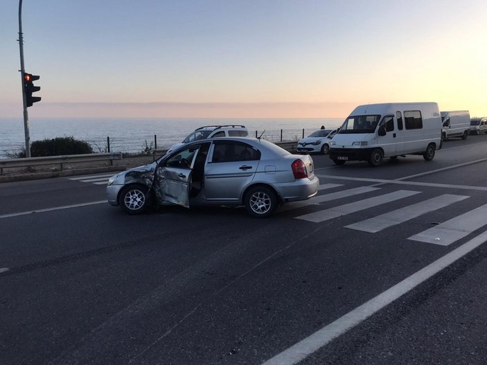 Antalya'da, otomobille motosiklet çarpıştı: 1 yaralı
