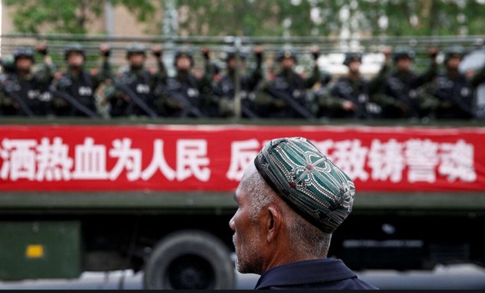 Çin, kamplardaki binlerce Uygur Türkü'nü fabrikalara gönderecek