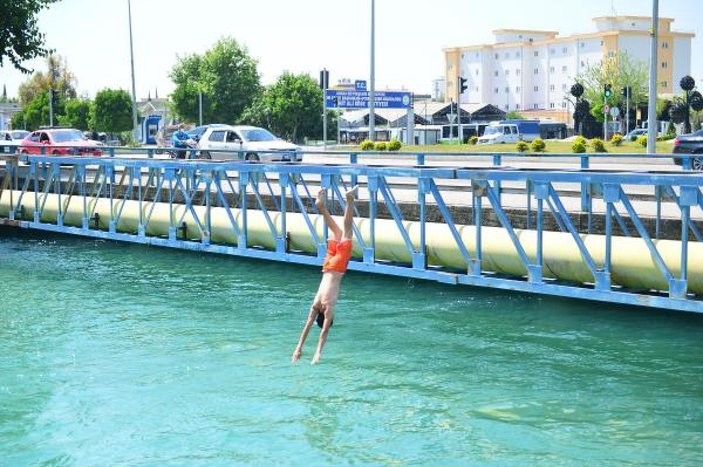 Adana'da sokağa çıkan çocuklar sulama kanalına daldı