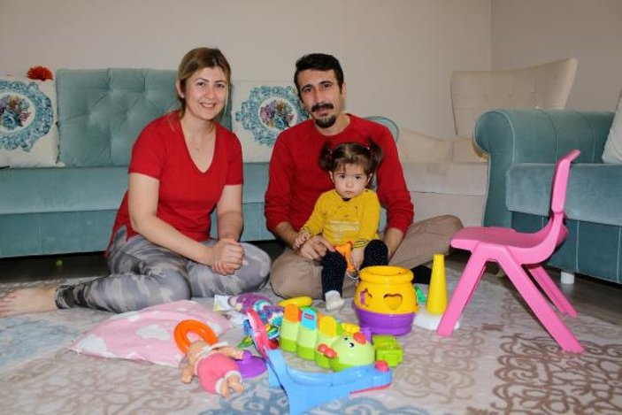 Antalya'da yaşayan hemşire, 18 aylık kızına kavuştu