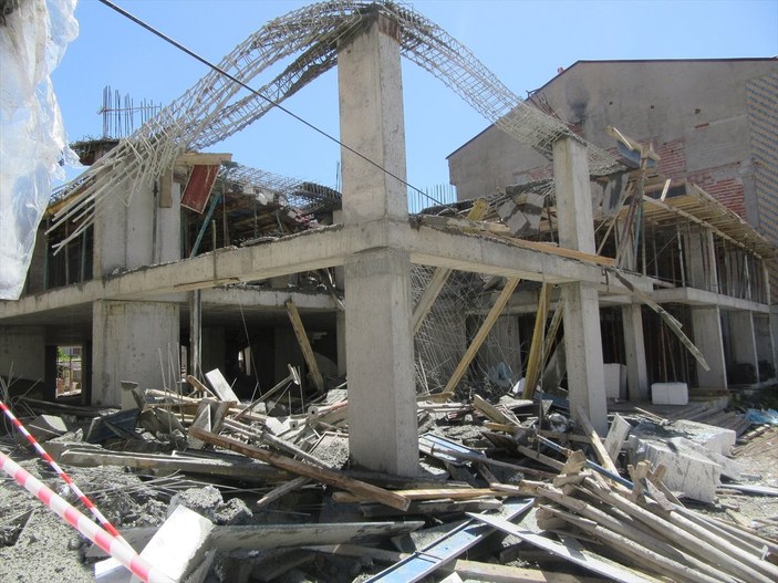 Afyonkarahisar'da inşaat çöktü: 2 yaralı
