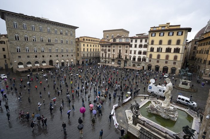 İtalya'da restoran sahipleri, koronavirüs önlemlerini protesto etti