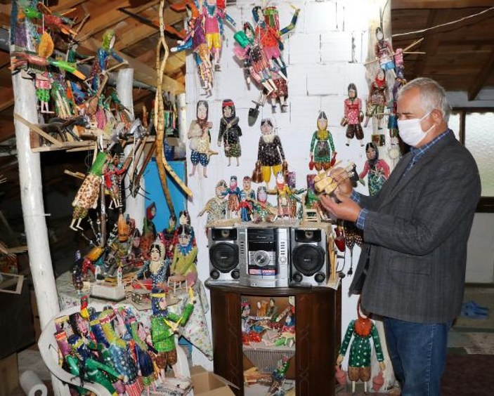 Afyonkarahisar'da evine kurduğu atölyede minyatürler yapıyor