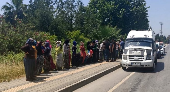 Adana'da 14 kişilik araçtan 35 kişi çıktı