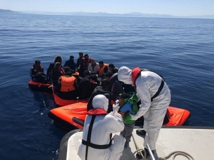 Aydın Kuşadası Körfezi’nde 30 göçmen kurtarıldı