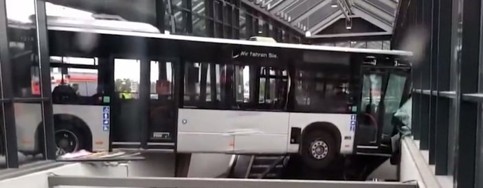 Almanya'da otobüs, tren istasyonuna daldı