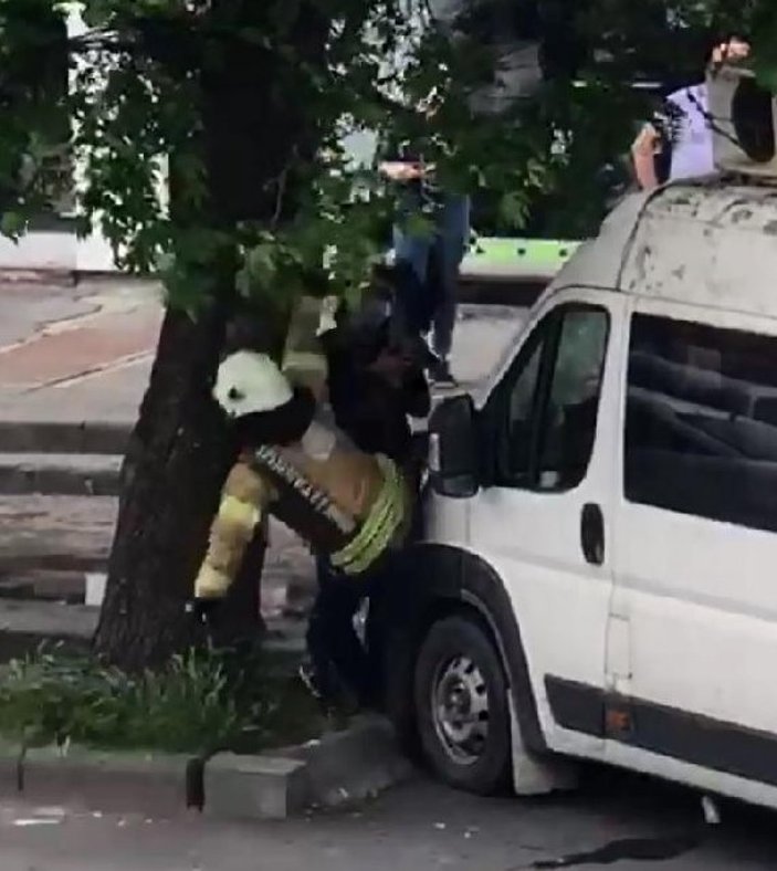 Sultangazi'de itfaiye eri, kargayı kurtarmak isterken düştü