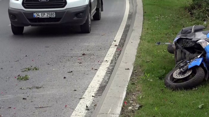 Kağıthane'de iki genç motosikletle kaza yaptı