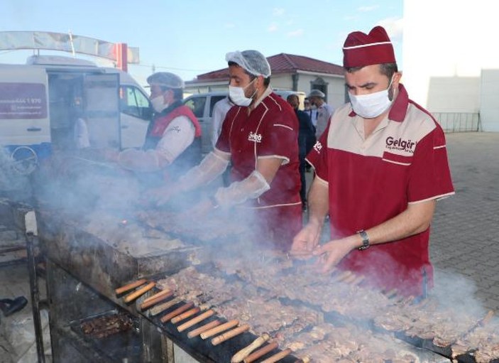 Karantina süreleri dolan 265 kişiye cağ kebabı ikramı
