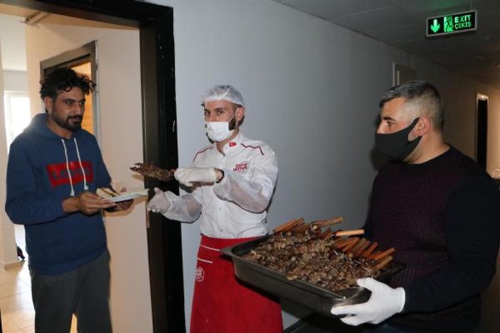 Karantina süreleri dolan 265 kişiye cağ kebabı ikramı