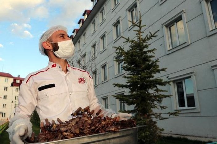 Karantina süreleri dolan 265 kişiye cağ kebabı ikramı