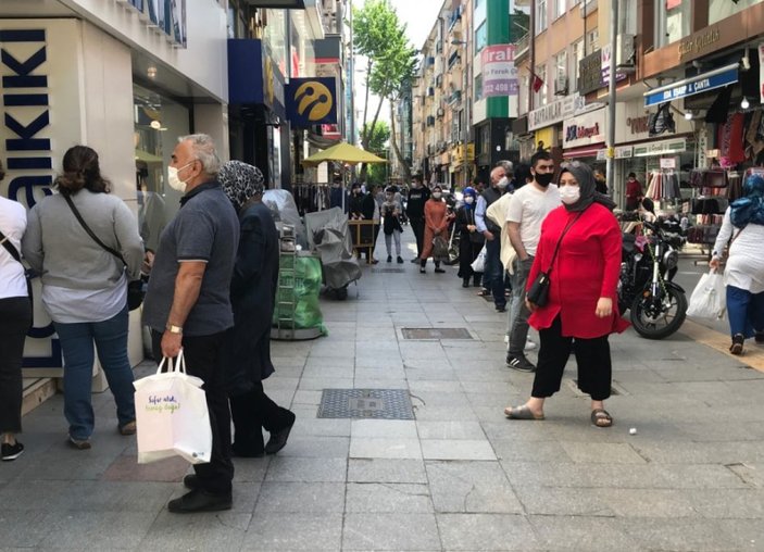 İstanbul'da mağaza önünde indirim kuyruğu