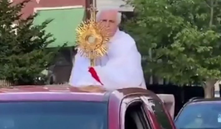 ABD’de papaz, kiliseye gidemeyen cemaati sokakta kutsadı