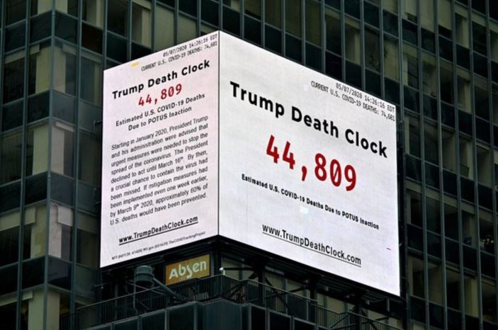 New York'ta Trump Ölüm Saati panosu asıldı