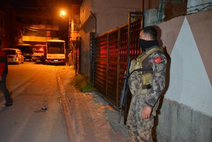 Adana'da, evin bahçesine ses bombası atıldı