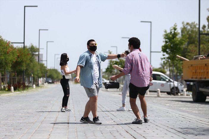 Antalyalı gençler sokağa çıkarak 'Erik Dalı' oynadı
