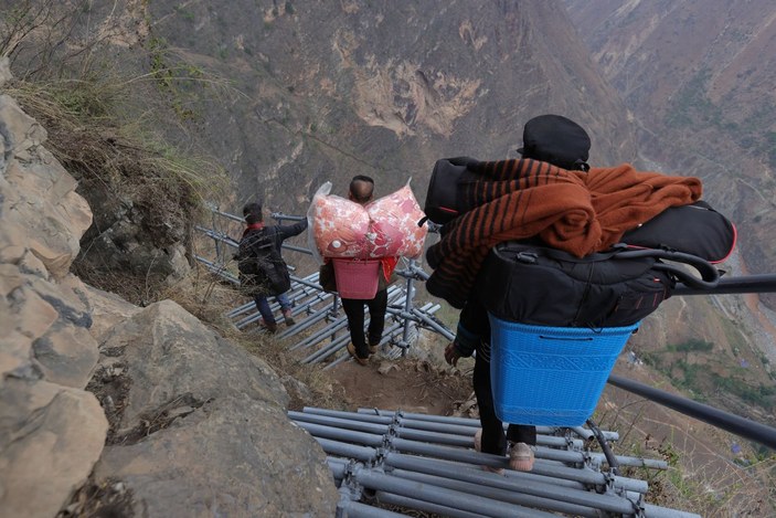 Çin'de 800 metrelik uçumurun yamacındaki köy boşaltıldı