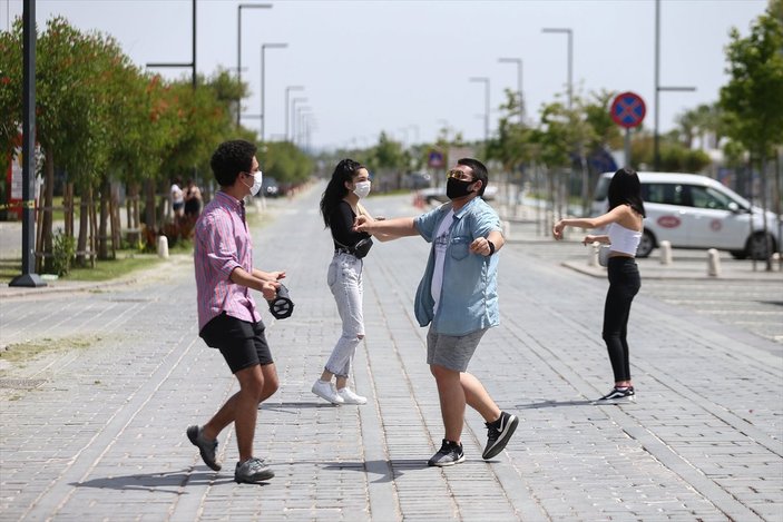 Antalyalı gençler sokağa çıkarak 'Erik Dalı' oynadı