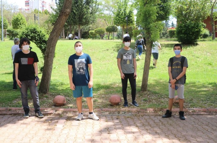 Adana'da sokağa çıkan gençlere polisten sürpriz